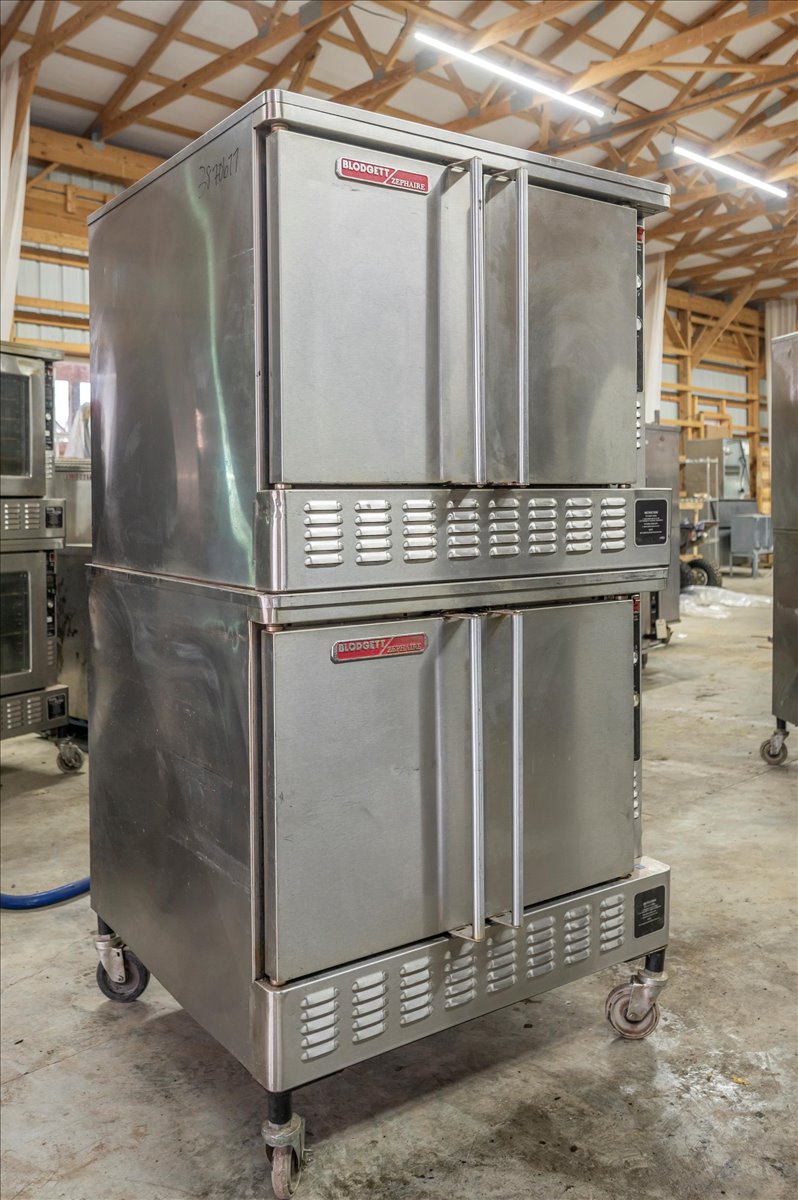 Blodgett Zephaire 100/200 Natural Gas Double Stack Convection Oven – Standard Controls Metal Doors, Casters