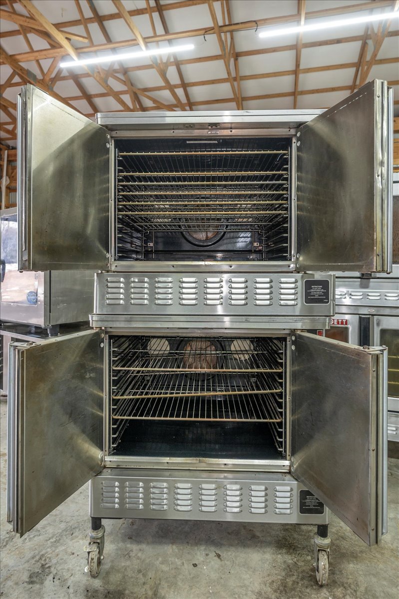 Blodgett Zephaire 100/200 Natural Gas Double Stack Convection Oven – Standard Controls Metal Doors, Casters