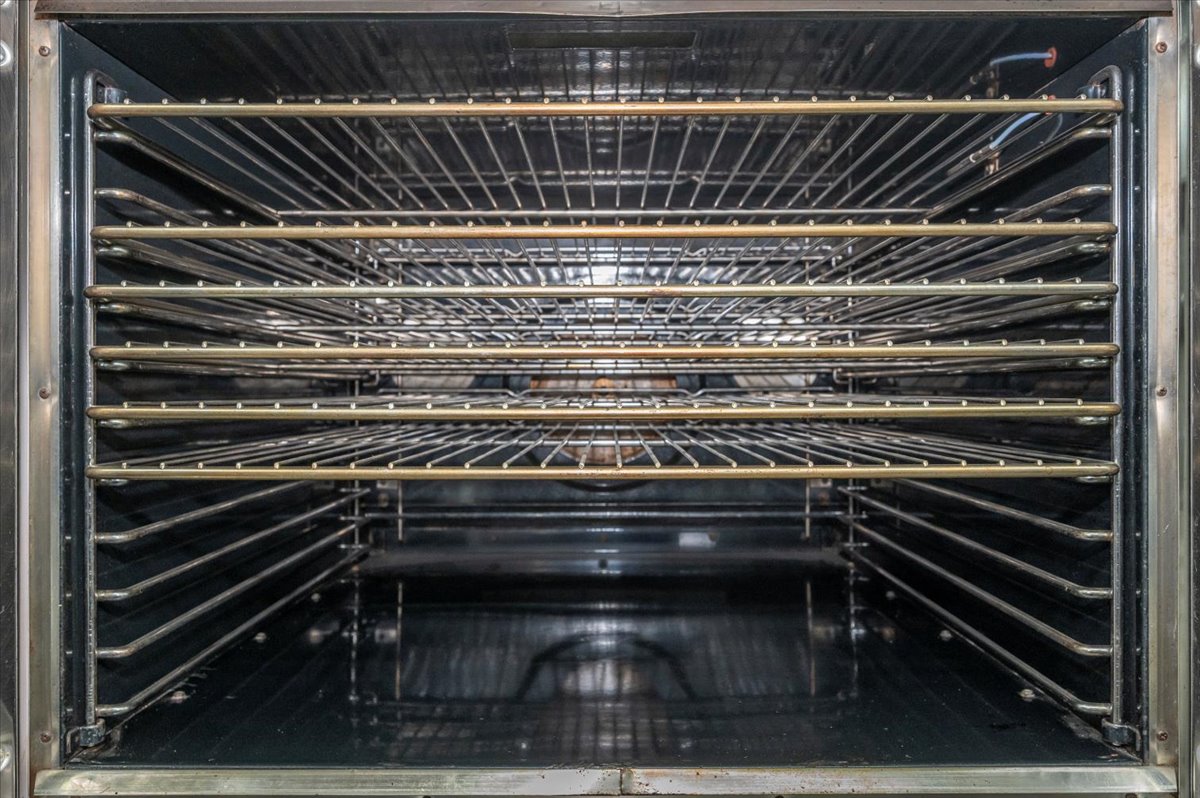 Blodgett Zephaire 100/200 Natural Gas Double Stack Convection Oven – Standard Controls Metal Doors, Casters