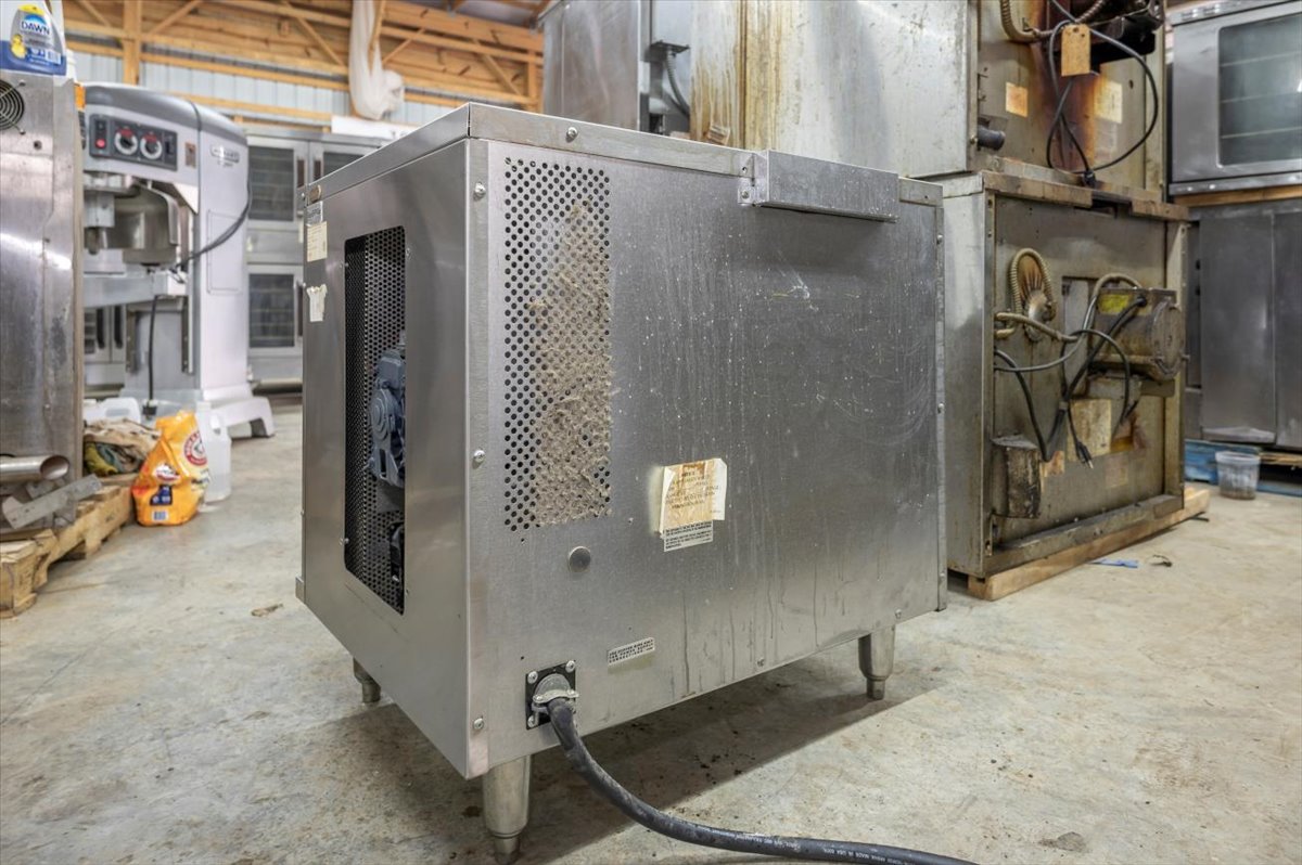 Garland MCO-ED-10 Electric 208V Single Stack Half-Size Convection Oven - View-Through Doors, Legs