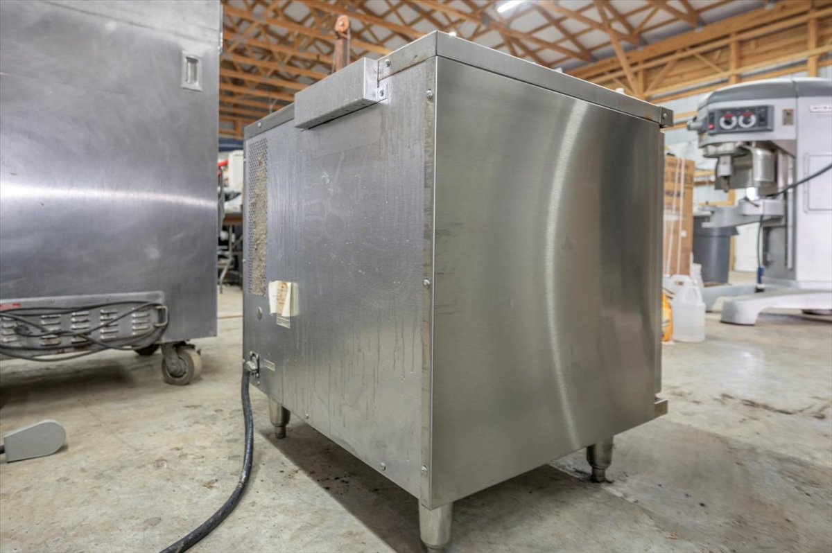 Garland MCO-ED-10 Electric 208V Single Stack Half-Size Convection Oven - View-Through Doors, Legs