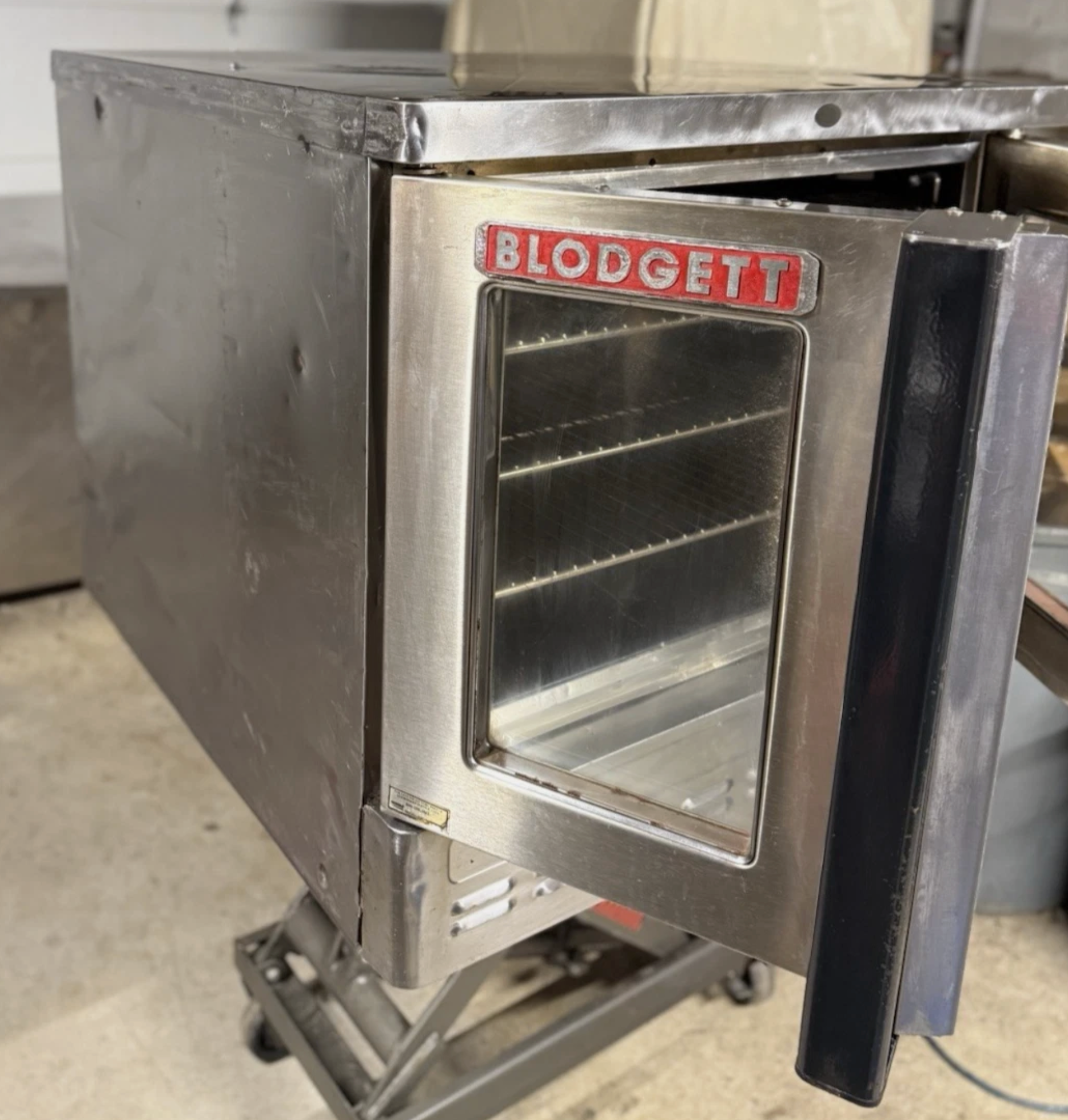 Blodgett Zephaire 200 Liquid Propane Single Stack Bakery Depth Convection Oven – Standard Controls on Legs